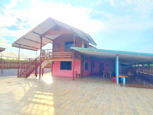 โลตัส ปากช่อง 5.9กม.ตลาดไนท์ปากช่อง 5.9 กม. บิ๊กซี  ให้เช่าบ้านไร่องุ่น 2ชั้น 152ตร.วา. 302ตร.ม. 3 นอน 3 น้ำ ทองสมบูรณ์คลับ 2.49กม.  