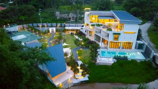 ให้เช่า 150,000 บาท/เดือน ขาย 39 ล้าน #โซนแม่ริม บนที่ดิน 1 ไร่ครึ่ง บ้านหรูพูลวิลล่า สไตล์ Palm Beach หรูหรามีเอกลักษณ์ #ติดน้ำ #วิวภูเขา