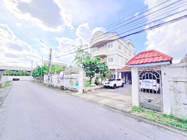 มีสนามหญ้าหน้าบ้าน 178 ตร.วา.แฟชั่น 1.6กม.ขาย ให้เช่า บ้านหลังใหญ่ 3.5ชั้น 4นอน 4น้ำ 720 ตร.ม.  MRT คู้บอน 900 ม.ถ.รามอินทรา คู้บอน