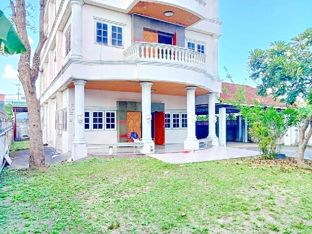 มีสนามหญ้าหน้าบ้าน 178 ตร.วา.แฟชั่น 1.6กม.ขาย ให้เช่า บ้านหลังใหญ่ 3.5ชั้น 4นอน 4น้ำ 720 ตร.ม.  MRT คู้บอน 900 ม.ถ.รามอินทรา คู้บอน