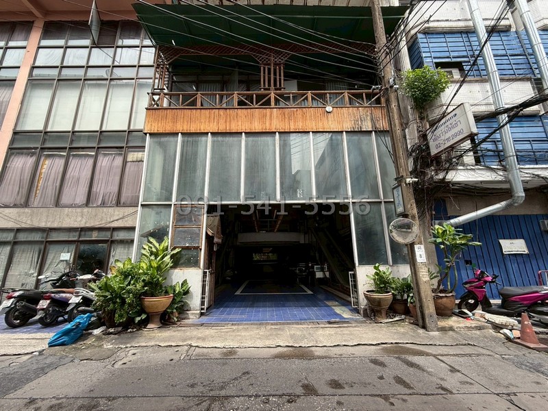 ขายอาคารพาณิชย์ 2 คูหา 4 ชั้น โครงสร้างแข็งแรงมาก โบ๊เบ๊ ซ.วัดบรมนิวาส แยก 4 ใจกลางเมือง เหมาะลงทุนปล่อยเช่า 