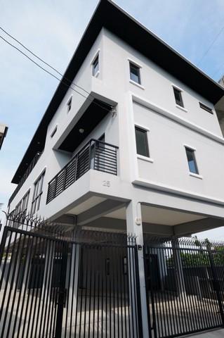 ให้เช่าโฮมออฟฟิศ 3 ชั้น 80 ตรว. 647 ตรม. ถนนพระราม9 ซอยเสรี 8 ตรงข้ามเดอะไนน์พระราม 9