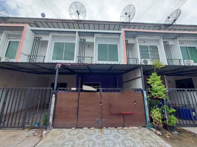 ขายทาวน์เฮ้าส์หมู่บ้านสมาร์ทแลนด์ นิวสไตล์ 1 ซอยชุมชนกลาง - สะพานสี่ ถนนห้วยปราบ - พันเสด็จใน ตำบลบ่อวิน อำเภอศรีราชา จังหวัดชลบุรี