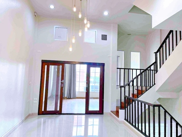 MRT ลาดพร้าว 500 ม.ซ. ลาดพร้าว 15-27  รัขดา 699ม.ให้เช่าทาวน์โฮม 4 ชั้น บ้านกลางเมือง 24 ตร.วา. 380 ตร.ม.  รร. นานาชาติโอ๊คเบอรี 4 นอน