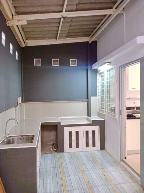 สารสาสน์วิเทศสุวรรณภูมิ200ม. ให้เช่าทาวน์เฮาส์ 3 ชั้น 24ตร.วา.284 ตร.ม 3 นอน MRT ศรีด่าน 1.2 กม. 3 น้ำ ตลาดสดบางพลี 2.6 กม.