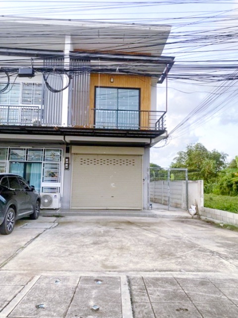 ตลาดศรีระยอง 1.6 กม. เซ็นทรัล ระยอง 4 กม.  ให้เช่าอาคารพาณิชย์ 2 ชั้น  ห้องริม 27 ตร.วา. 220 ตร.ม. 2แอร์ 2นอน 2น้ำ  