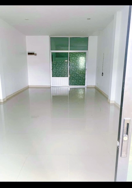 ตลาดศรีระยอง 1.6 กม. เซ็นทรัล ระยอง 4 กม.  ให้เช่าอาคารพาณิชย์ 2 ชั้น  ห้องริม 27 ตร.วา. 220 ตร.ม. 2แอร์ 2นอน 2น้ำ