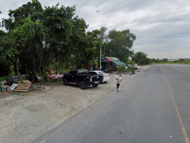 ฉลองกรุง 35-40 หน้านิคมลาดกระบัง บนพื้นที่สีแดง ที่ดินให้เช่า 33 ไร่ ติดถนนฉลองกรุง  หน้าที่ดินมีร้าน 7-Eleven เช่าอยู่