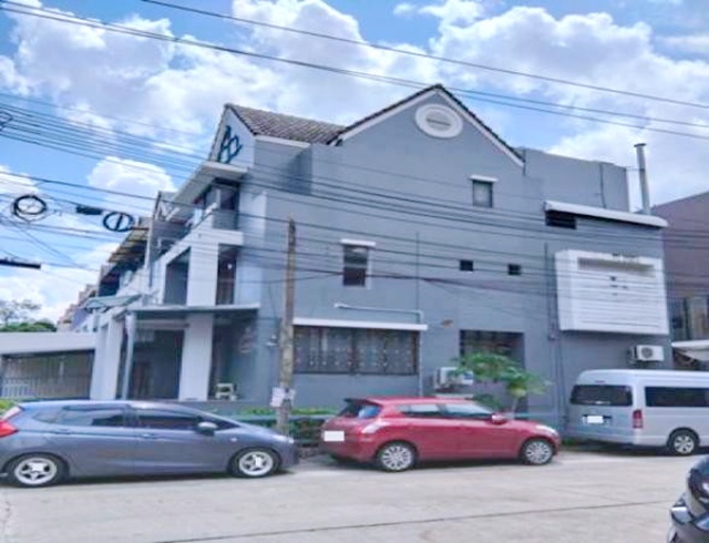 MRT รามคำแหง 1.7 กม.ศรีวรา เหม่งจ๋าย ให้เช่าอาคาร 4ชั้น  หลังมุม 45ตร.วา. 550ตร.ม. ซ.ลาดพร้าว 92-96  รร. นานาชาติสิงคโปร์กรุงเทพ 400 ม.