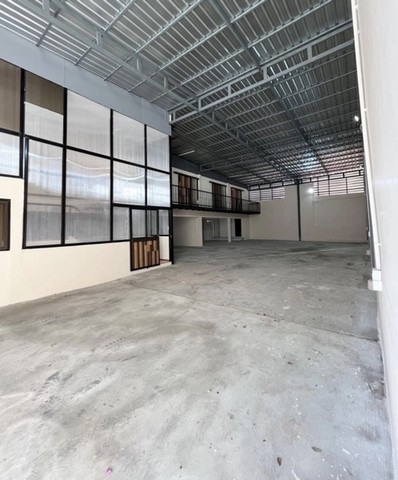 ให้เช่าโกดังดินแดงรัชดาภิเษก3 สถานฑูตจีน ขนาด 500ตารางเมตร มีออฟฟิศ และห้องพักแยก 