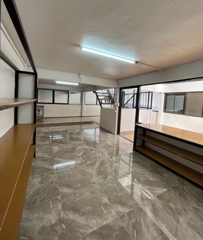 ให้เช่าโกดังดินแดงรัชดาภิเษก3 สถานฑูตจีน ขนาด 500ตารางเมตร มีออฟฟิศ และห้องพักแยก