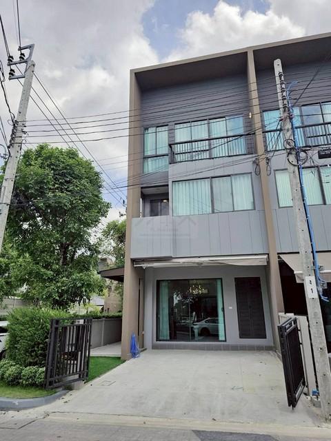 P950 ให้เช่า ทาวน์โฮม 3 ชั้น หลังมุม โครงการ บ้านกลางเมือง พระราม 9 – กรุงเทพกรีฑา ตรงข้ามเป็นสวน กาญจนาภิเษก 23