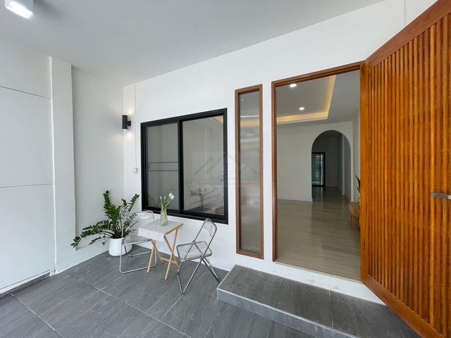 ขายทาวน์เฮาส์ 2 ชั้น 22 ตรว. นวมินทร์ 111 รีโนเวทใหม่สวย บ้านหันทิศใต้