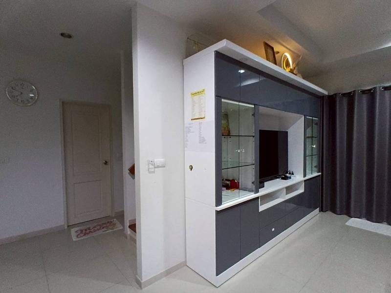 หมู่บ้านวิลล่าโนว่า กิ่งแก้ว บางตำรุ 3 นอน 3 น้ำ  3 ที่จอดรถในร่ม 1 ห้องทำงาน ราคาเช่า 26000 บาทต่อเดือน