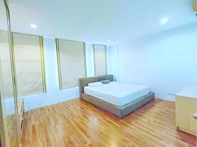 หัวหมาก19-23  กรุงเทพกรีฑา MR ศรีกรีฑา ใหญ่มาก! ให้เช่า ทาวน์เฮาส์ 3ชั้น 4นอน 20 ต.ร.วา. 5แอร์  ราชมังคลากีฬาสถาน1 กม.พร้อมเฟอร์ แอร์