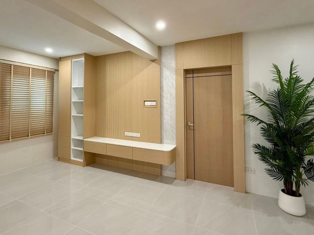 ให้เช่าบ้านเดี่ยว2ชั้นรีโนเวทใหม่ทั้งหลัง ถนนหัวหมาก9 แอร์เฟอร์นิเจอร์ครบ มี4ห้องนอน5ห้องน้ำ ราคาเช่าเดือนละ60,000บาท