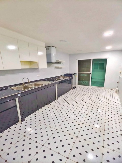 ให้เช่าบ้านแฝด 2 ชั้น 3 ห้องนอน หมู่บ้านเดอะ วิลเลจ เอ็กซ์คลูซีฟ บางนา กม.10 พร้อมอยู่ ใกล้เมกะบางนา