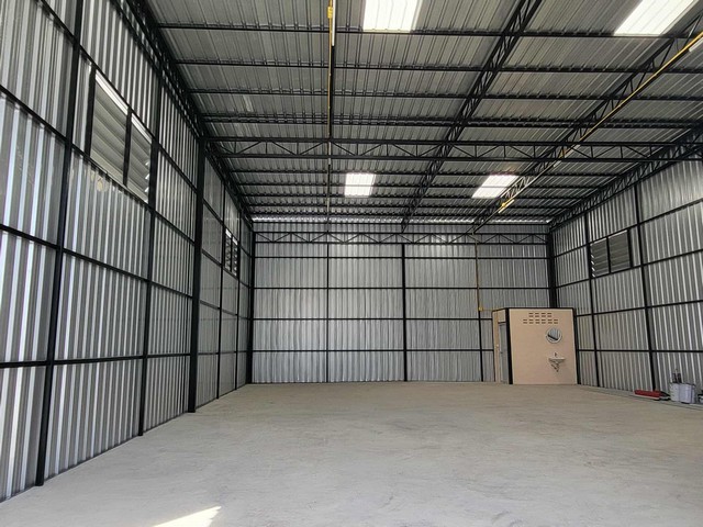 โกดังให้เช่า ซ.บุญคุ้ม 2 ราคา 18,000 บาท ต่อเดือน ขนาด 163 ตร.ม.