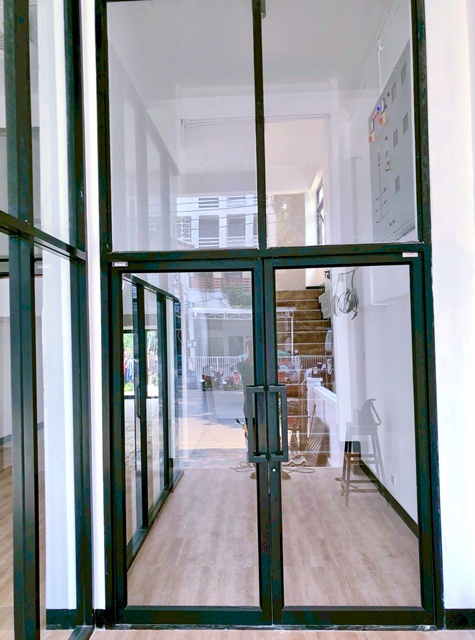 สิงคโปร์ 600 ม.รร.นานาชาติ แองโกล  5ห้องเก็บของ 9น้ำ  10แอร์ BTSบางจาก 500 ม. สุขุมวิท58-64  ให้เช่าโฮมออฟฟิศ 5 ชั้น 362ตร.ม. 20ตร.วา.