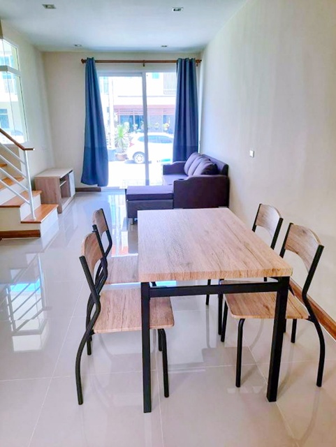 บรรยากาศ โปร่งโล่ง สบาย 3 นอน 2 น้ำ รร.เตรียมบัณฑิต 2.6 กม. แหล่งชุมชน ช้อปปิ้ง ตลาดลาดสวาย 1.1 กม.ทาวน์โฮม 2 ชั้น สไตล์โมเดิร์น