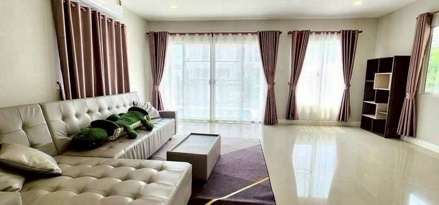 บ้านเดี่ยวหลังใหญ่ 2 ชั้น พร้อมสระว่ายน้ำ พร้อมผู้เช่า โซนสันกำแพง