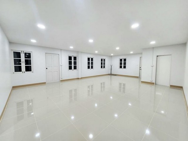 ให้เช่า ที่ดินพร้อมอาคารเปล่า รีโนเวทใหม่ โซนป่าแดด