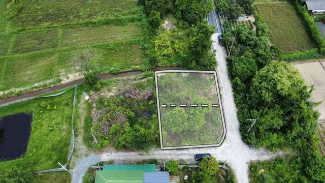 ขายด่วนที่ดิน 2 แปลง เหมาะทำบ้านขายอยู่ในแหล่งชุมชนน้ำไฟ พร้อม