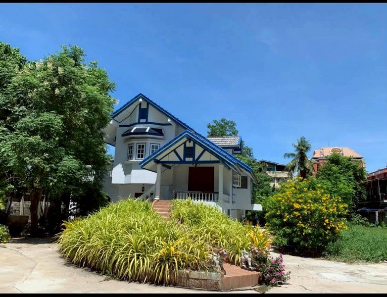 ให้เช่าบ้านต่างระดับ 4 ชั้น  ซอยเจริญรัถ 30 ใกล้ icon Siam เฟส2 เนื้อที่ 600 ตรว 3ห้องนอน 3ห้องน้ำ - ghd000678R