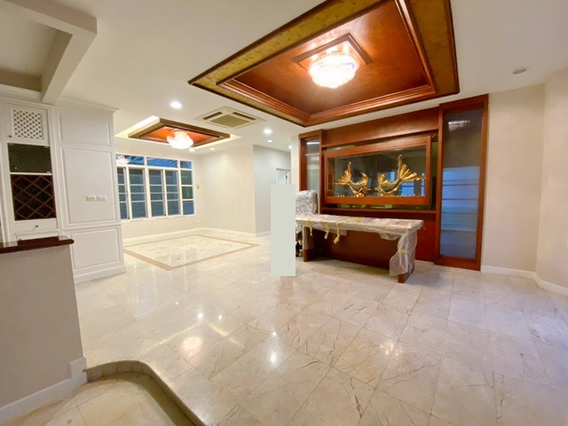 พร้อมเฟอร์ บิ้วท์อินครบ ให้เช่า-ขาย คฤหาสน์หรู 2 ชั้น 2 หลังใหญ่ ติดกัน  6นอน ตลาดถนอมมิตร เพลินนารี่มอลล์1.1 กม. MRTวัชรพล 2.1 กม.