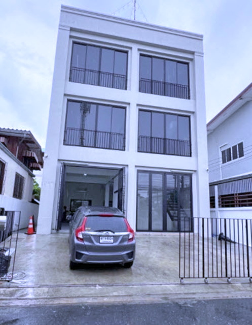 ออฟฟิศ 3.5 ชั้น รวมดาดฟ้า  50ตร.วา.BTS อุดมสุข 2.3กม.ให้เช่า-ขายสำนักงาน 310ตร.ม. พณิชยการบางนา 1.5 กม 5นอน 5น้ำ เซ็นทรัล บางนา 1กม. 