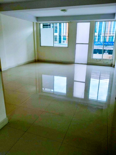 ให้เช่าทาวน์โฮม 3 ชั้น 19ตร.วา.ลาดสวาย อำเภอลำลูกกา  BTSคูคต 3.1กม. 230ตร.ม. รร.สายไหม 2.4 กม.2 นอน 3น้ำ  ตลาดเอซี คลองสี่ 2.2 กม.