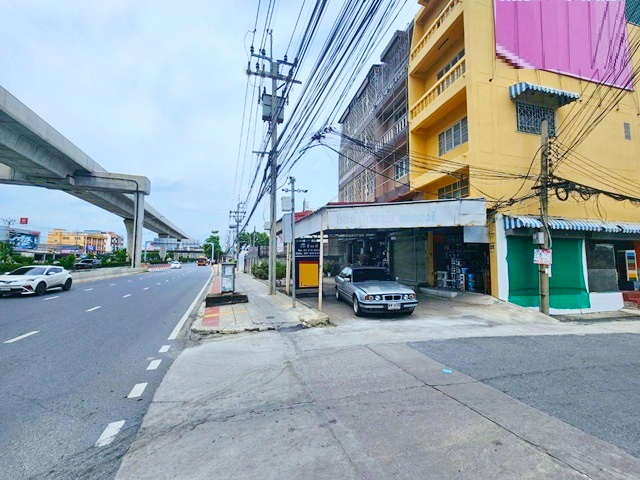 ใหม่ไม่เคยอยู่! MRTตลาดมีนบุรี 900ม. ติดถนนใหญ่ ให้เช่าอาคารพาณิชย์ 5ชั้น 26ตร.วา. 496ตร.ม. ม.เกษมบัณฑิต ร่มเกล้า 2.0 กม.