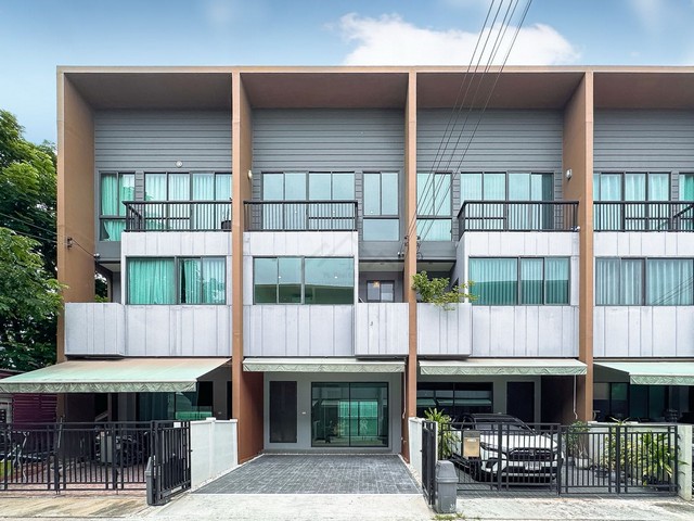 ขายทาวน์โฮม 3 ชั้น บ้านกลางเมือง พระราม 9-กรุงเทพกรีฑา (ตัดใหม่) ทำพื้น SPC และวอลเปเปอร์ใหม่ทั้งหลัง สวยพร้อมเข้าอยู่