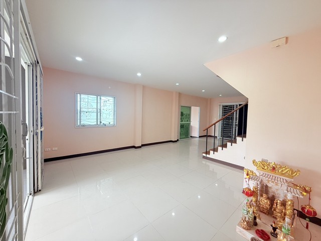 ขายถูกสุด บ้าน 3 ชั้น บ้าน คัลเลอร์ลิฟวิ่ง เทพารักษ์ ศรีครินทร์  หลังมุม ส่วนตัว ใหญ่สุด