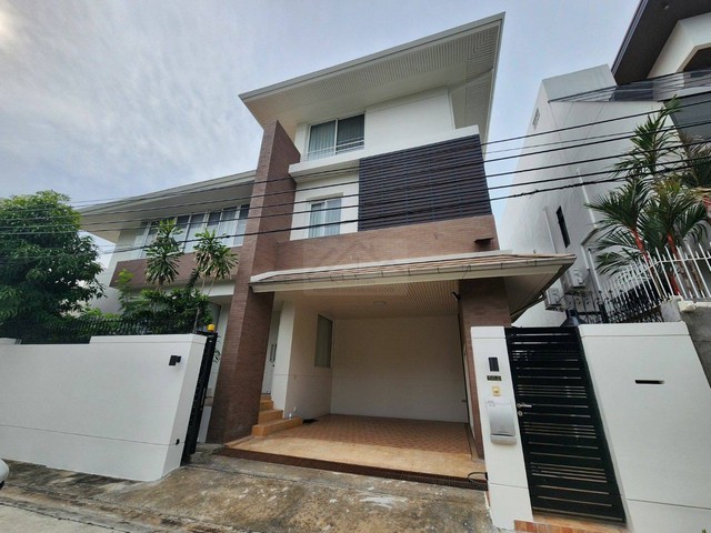 ให้เช่าบ้านเดี่ยวสุดหรู 3 ชั้น 320 ตรม 5 ห้องนอน พร้อมระเบียงใหญ่ วิวสวย ย่านรัชดานิเวศน์ 16 ใกล้ MRT ห้วยขวาง