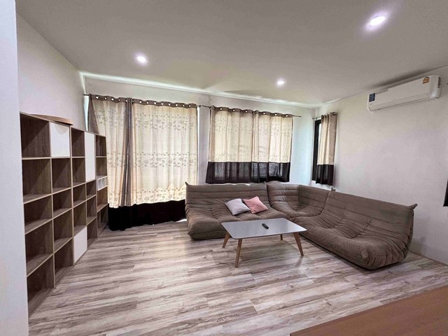 ให้เช่าบ้านเดี่ยว 2 ชั้น 98 ตรว. 5 ห้องนอน ย่านโชคชัย 4 ลาดพร้าว เลียบด่วน พร้อมเฟอร์นิเจอร์ ใกล้ทางออกถนนเลียบด่วน รามอินทรา