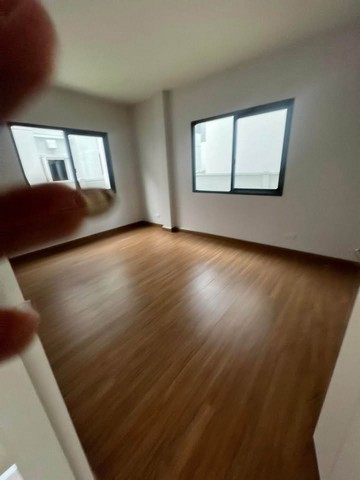 ให้เช่าบ้าน 4 ห้องนอน 4 ห้องน้ำ แอร์ 5 ตัว  บ้าน Centro ดอนเมือง แจ้งวัฒนะ หน้าบ้านหันทางทิศใต้