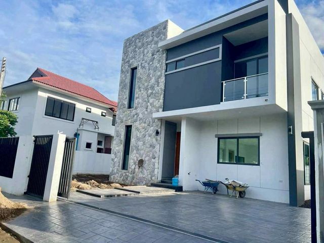 ราคาเริ่มเพียง 6.3 ล้าน (ไม่มีสระว่ายน้ำ) #โซนสันกำแพง #ต้นเปา บ้านพูลวิลล่า มี 2 หลัง #ถนนสันกำแพงสายเก่า ซื้อวันนี้พร้อมรับของแถมอีกมากมาย