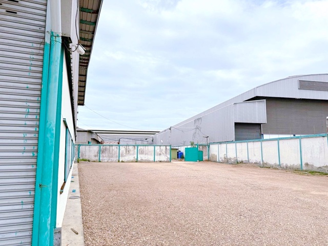 ตลาดลอนดอน 2กม. สมุทรสาคร ตลาดนัดบางโทรัด 1กม.ให้เช่าโรงงาน พร้อมออฟฟิศ 2 ไร่ 2 งาน 1,450 ตร.ม. รร.เฉลิมพระเกียรติสมเด็จฯ 1.5 กม.