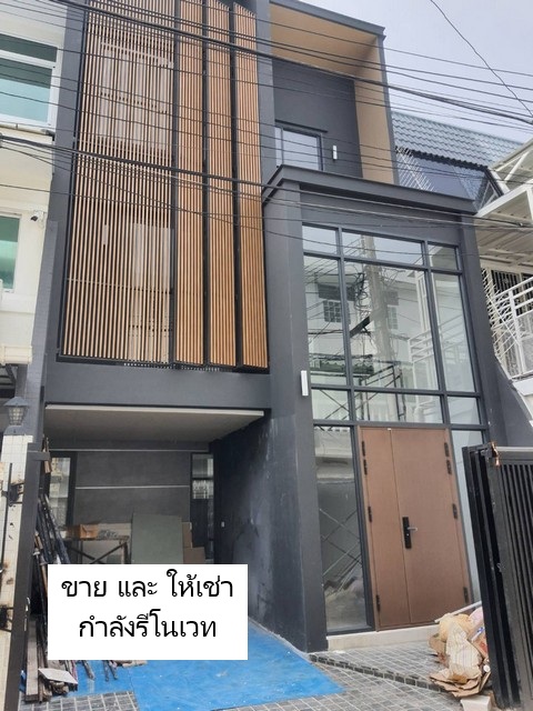 P1000 ขาย ให้เช่า ทาวน์โฮมสไตล์โมเดิร์น เอกมัย 22 ปรีดีพนมยงค์ 43  ใกล้ทองหล่อ บ้านกำลังรีโนเวท หากสนใจซื้อภายในเดือนสิงหาคมมีราคาลดพิเศษ