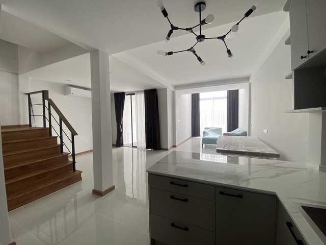 P999 ขาย ทาวน์โฮม 3 ชั้น ซอยเอกมัย 22 ปรีดีพนมยงค์ 43  เขตวัฒนา รีโนเวทใหม่ทั้งหลัง 