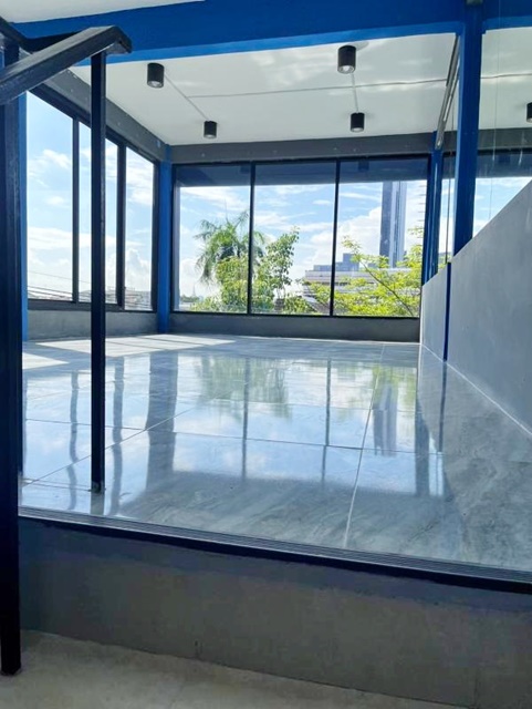 สุขุมวิท91-99 โลตัสอ่อนนุช  70ม.ถึง บางจาก กระจกทั้งหลัง  ติด7-11 5ก้าว  อาคารออฟฟิศ5 ชั้น ห้องมุม  290ตร.ม. เซ็นทรัล 3.2 กม. BTSพระโขนง