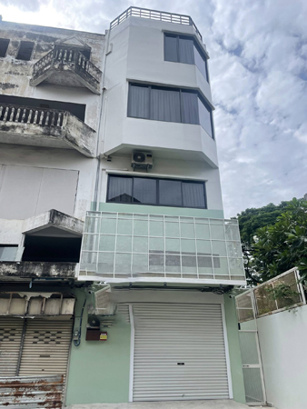 ให้เช่าอาคารพาณิชย์ 25วา 250 ตรางเมตร 3นอน 3 น้ำ ถนนพระราม9