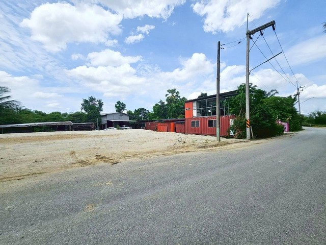 ขายที่ดินพร้อมสิ่งปลูกสร้างสำนักบกเมืองชลบุรี ผังสีเหลือง มีใบอนุญาตประกอบกิจการ เดิมทำธุระกิจยางรถยนต์ บนเนื้อที่  5-1-46  ไร่