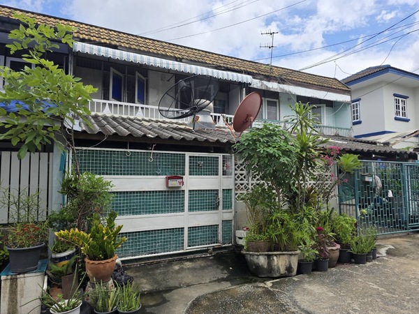 ขาย ทาวน์เฮ้าส์ 2 ชั้น 21 ตร.ว. ม.นครหลวงนิเวศน์ ซอยลาดปลาเค้า 4 ทำเลดีมาก ราคาดี