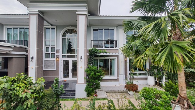 ขายบ้านหรู 2 ชั้น ม. Q House Avenue พระราม5  เนื้อที่ 189 ตรว. สภาพใหม่ ตกแต่งหรู  มีพื้นที่สีเขียวข้างบ้านต้นไม้เยอะ บรรยากาศร่มรื่น 