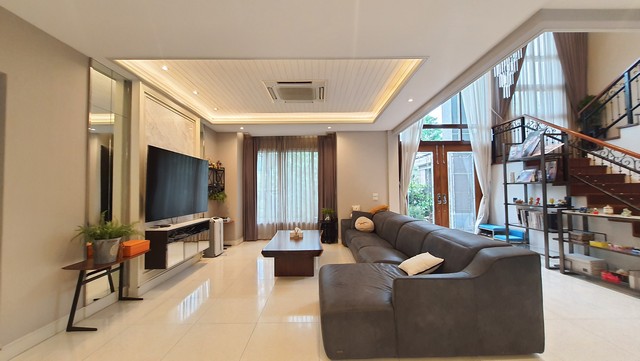 ขายบ้านหรู 2 ชั้น ม. Q House Avenue พระราม5  เนื้อที่ 189 ตรว. สภาพใหม่ ตกแต่งหรู  มีพื้นที่สีเขียวข้างบ้านต้นไม้เยอะ บรรยากาศร่มรื่น