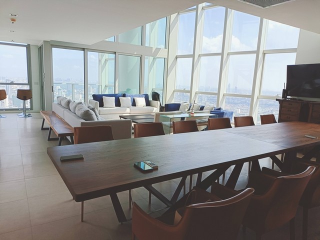 ให้เช่าคอนโดมิเนียมหรูแบบดูเพล็กซ์ที่ The River พร้อมวิวแม่น้ำเจ้าพระยาและเมืองแบบพาโนรามาจากชั้น 67 – 3 ห้องนอน, 4 ห้องน้ำ 410 ตร.ม