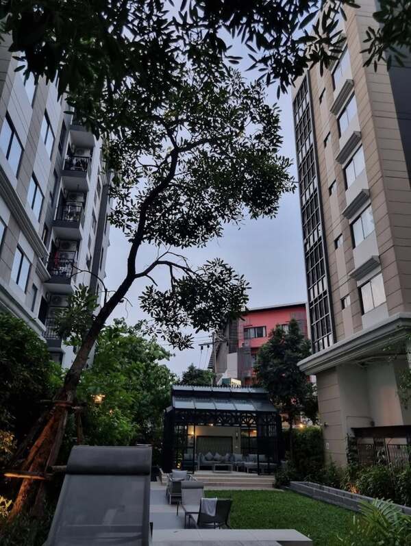  HOT DEAL! คอนโดใจกลางสุขุมวิท ใกล้ห้างดังมากมาย เดินทางสะดวกสุด วิวสระว่ายน้ำสวย พร้อมอยู่ทันที! The Nest Sukhumvit 22 ห้องแต่งครบ