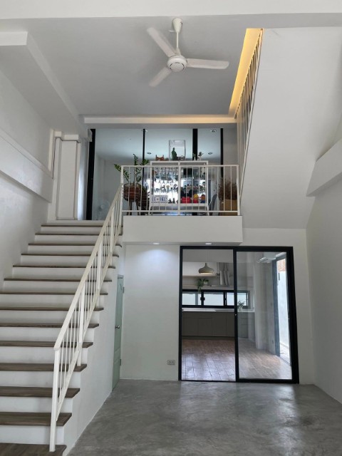 ให้เช่าโฮมออฟฟิศ4ชั้น ถนนพระราม9 แอร์5เครื่องเฟอร์นิเจอร์บางส่วน มี3ห้องนอน3ห้องออฟฟิศ 3ห้องน้ำ ราคาเช่า50,000บาท